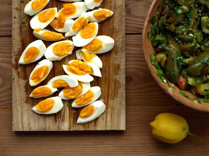 Boiled eggs and grilled green capsicum salad